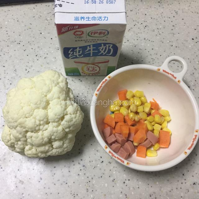 菜花洗净，胡萝卜和火腿肠切成丁