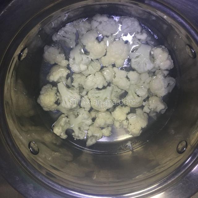 菜花焯水，煮至稍软