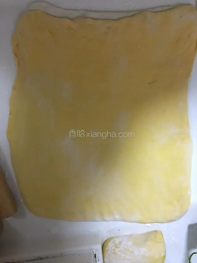 然后把黄色面团揉匀擀成薄片叠在白面上面