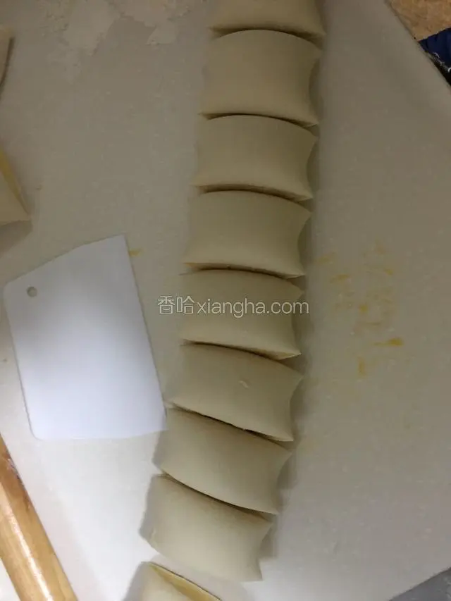 用刮板切成大小一致的面团