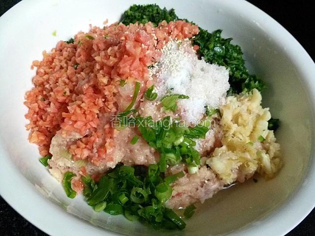 在加盐，白糖，鸡精，鸡蛋清，葱花，胡萝卜，菠菜，蒜泥