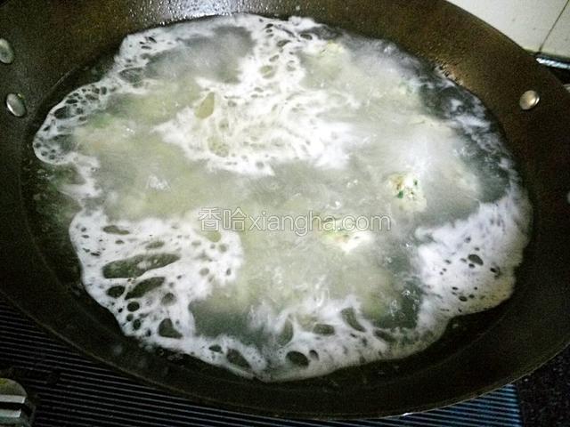 锅里烧油七成热，放蒜泥稍炒一下在加水烧开，加胡椒粉，盐，煮一下，在用手把拌好的鸡肉做成丸子形依次放入锅里煮制