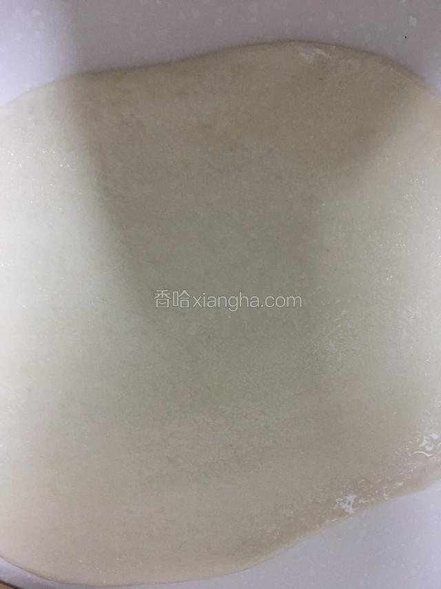 去一个面团擀成薄片抹上玉米油撒上适量细砂糖，然后卷起