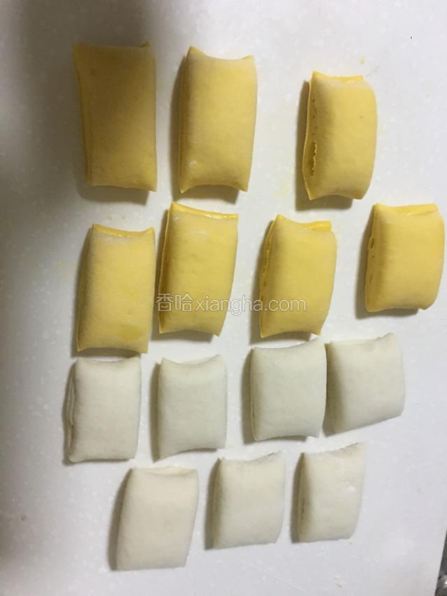 然后把白面团和黄面团切成大小一致的小面条