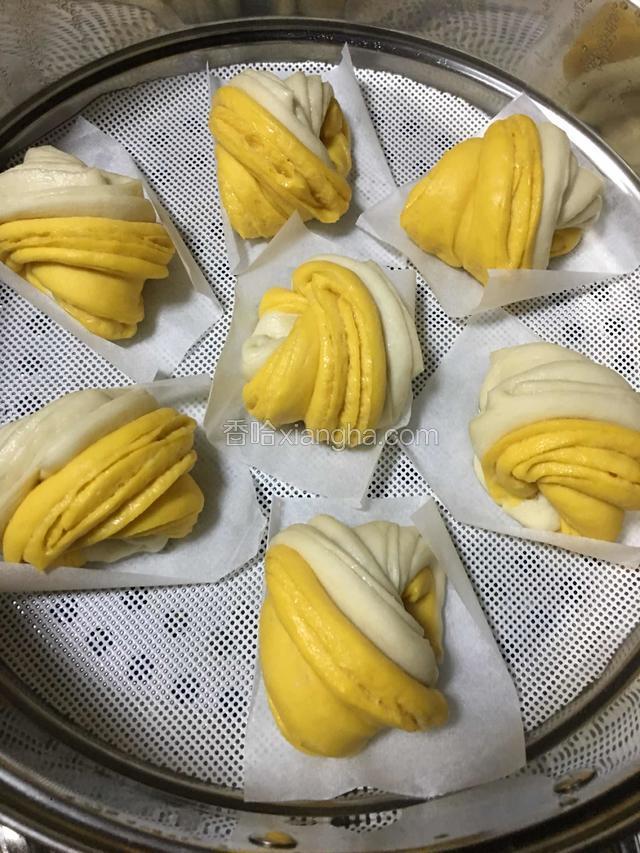 依次做好剩下的花卷发硣至原来的两倍大