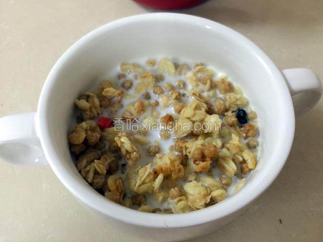 把牛奶慢慢加入麦片中，麦片中有各种干果，所以无需再加糖