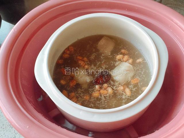 炖一个小时后，加入花生、盐继续炖。