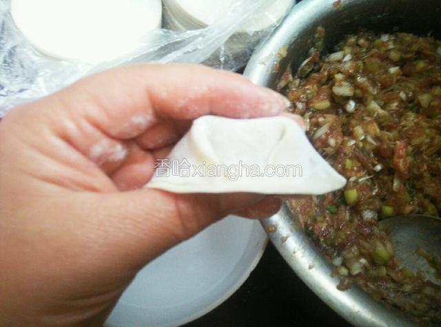 再将另一边向中间折一下，这样就包好了，每次可以多包点放冰箱冷冻，随吃随煮非常方便，包好的饺子拿来煎，煮都非常不错。