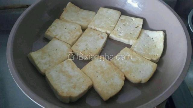 豆腐煎至两面金黄色即可出锅