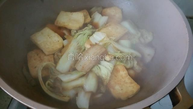 放入煎熟的豆腐，加入少许盐，大火烧开转中火炖煮几分钟
