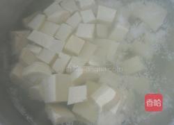 皮蛋拌豆腐的做法图解1