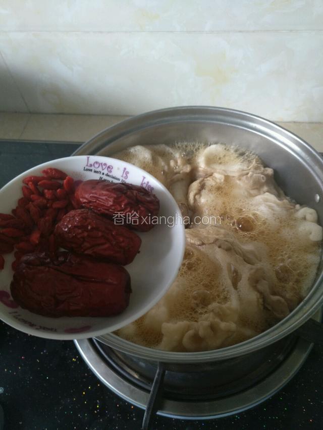 等待鸡蛋凝固加入红枣，煮一分钟。