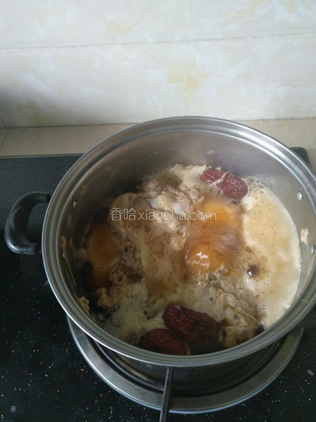 用勺子轻轻起一下锅底。