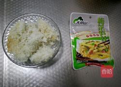 榨菜炒饭的做法图解1
