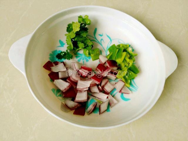 洋葱切小块，青椒切小块，香菜叶洗净备用。