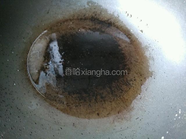 热锅凉油，两汤勺油。