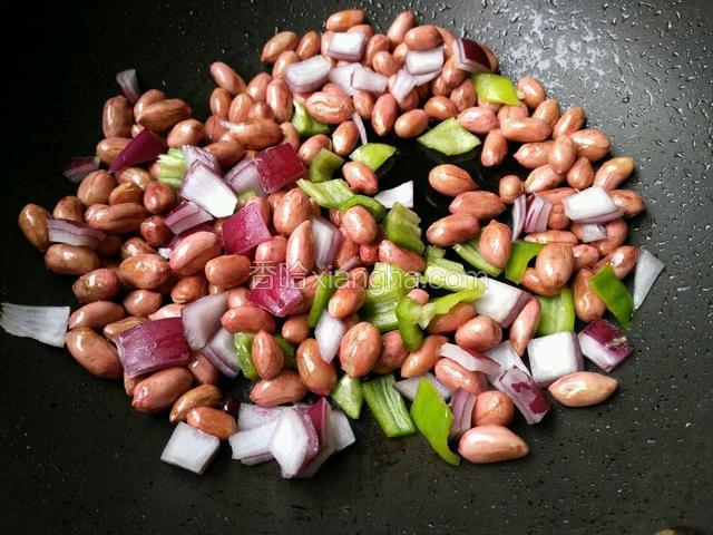 放洋葱，青椒继续翻炒，可以改中火。