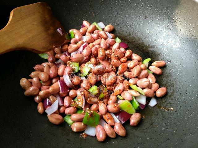 翻炒洋葱至半熟状放入辣椒油两勺。