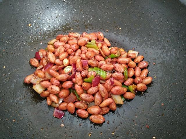 翻拌均匀出锅。盛盘放香菜叶，即可食用。