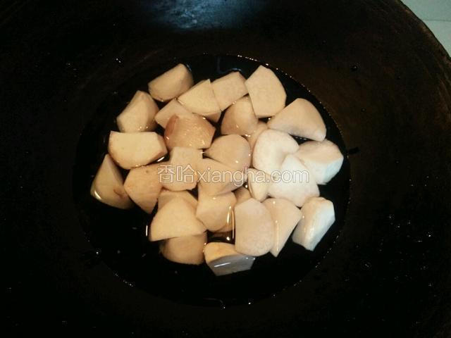 将锅加水，倒入杏鲍菇，开大火焯水