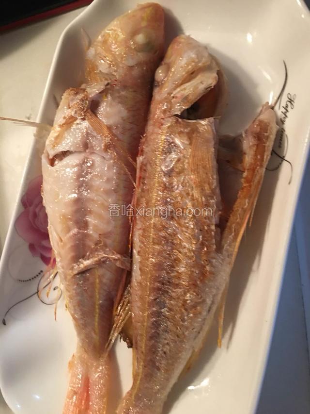 待红衫鱼煎熟后，用碟另外装出来