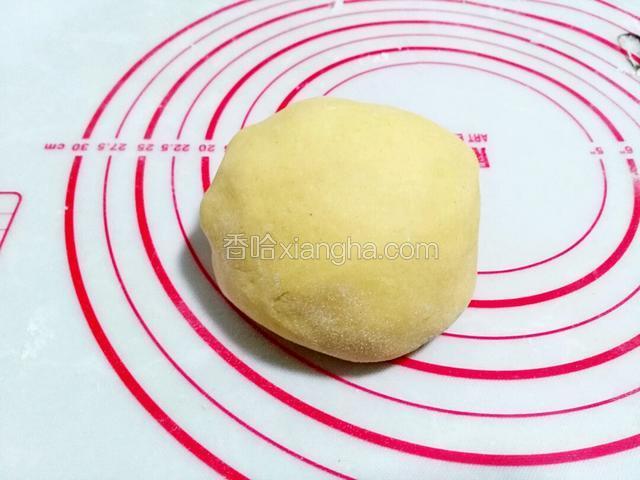分成三个剂子，每个揉匀再次醒一会。其实发的面还有剩下一小块。