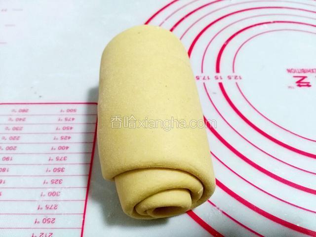 从任意一头卷起，另外两个也按这样擀这样卷。
