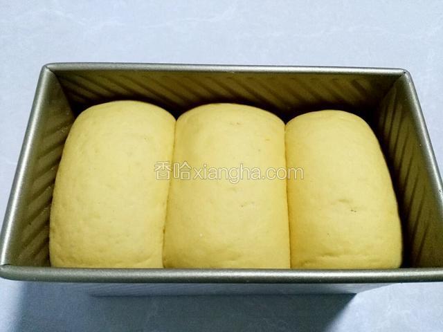二次发酵好的土司。差不多满盒了，预热烤箱，180度5分钟。