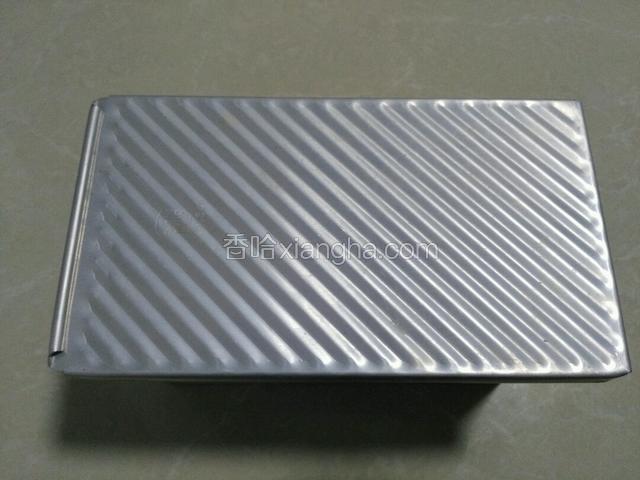 盖上土司盒盖。送入预热好的烤箱。烤180度，40分钟左右。