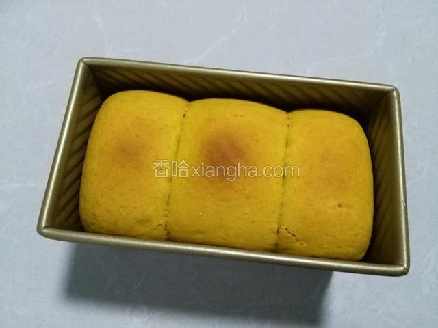 时间到，取出土司。表面颜色还行吧。