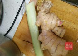 东北大骨头酸菜的做法图解1