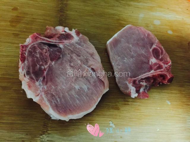 左边是捶打过的大排，右边是没有捶打的