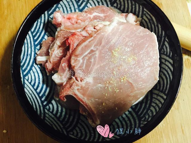 全部捶打后，加入料酒和鸡精腌制一会