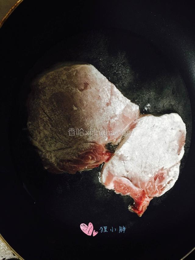 锅内入油，油温5.6成热的时候，下锅炸制
