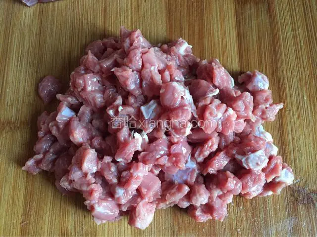 牛肉还是切成小于1cm的小牛肉丁。（牛肉不爱熟）