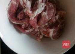 酸菜炖冻豆腐的做法图解1