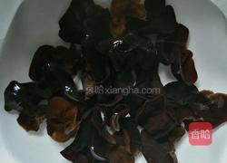 荸荠炒黑木耳的做法图解2