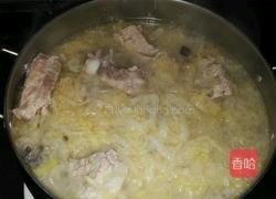 猪排骨炖酸菜的做法图解4