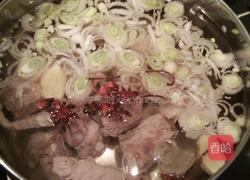 猪排骨炖酸菜的做法图解2