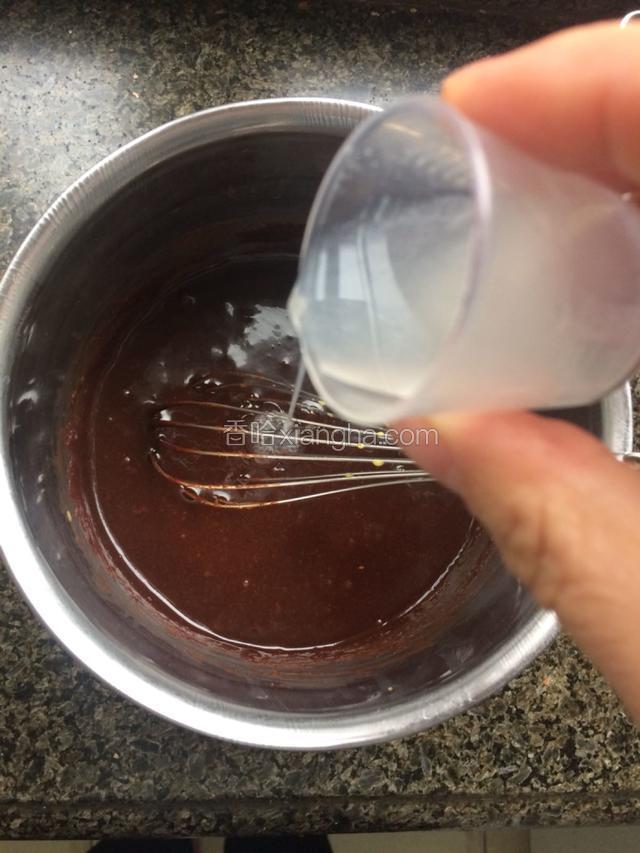 放入朗姆酒搅匀