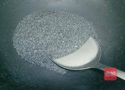 芝麻拌核桃的做法图解2