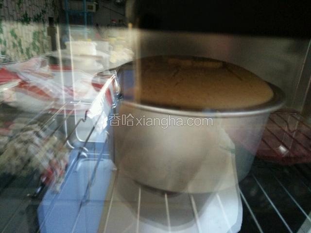 图中是考了四十分钟的样子，四十分钟时，蛋糕已经发高后又稍微回落一点，这是最正常的。