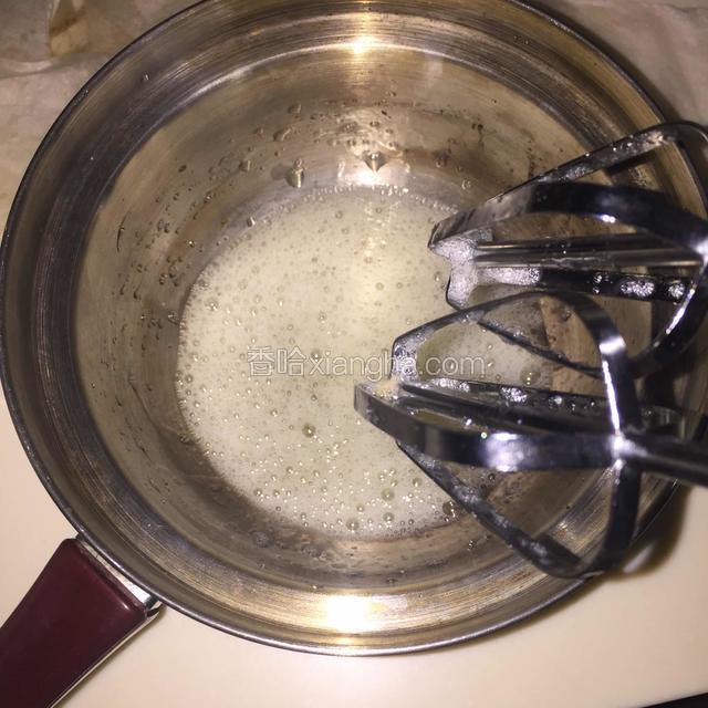 蛋白中滴入白醋，用电动打蛋器打出大泡