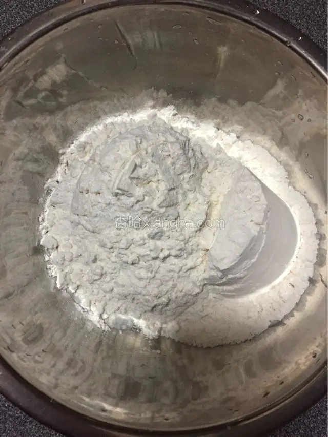把需要的面粉放盆里。