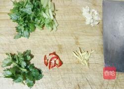 剥皮鱼煮芹菜的做法图解2