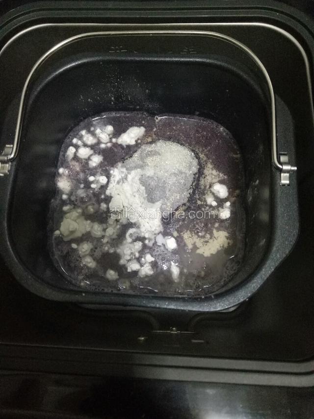 所有材料放进面包机，启动和面20分钟。