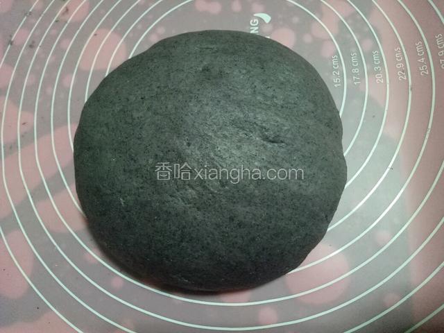 取出搓揉摔打10分钟。