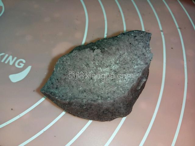 重新揉面排气，切开后切面无明显大气泡即可。