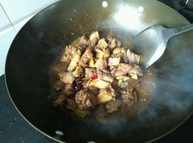炒至鸭肉变色，下入辣椒，加适量盐、糖、老抽，烹入料酒。