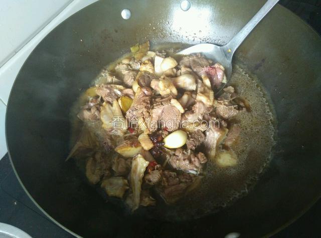 加到食材一半的水（煮到最后留些汤汁拌饭很好吃的）。
